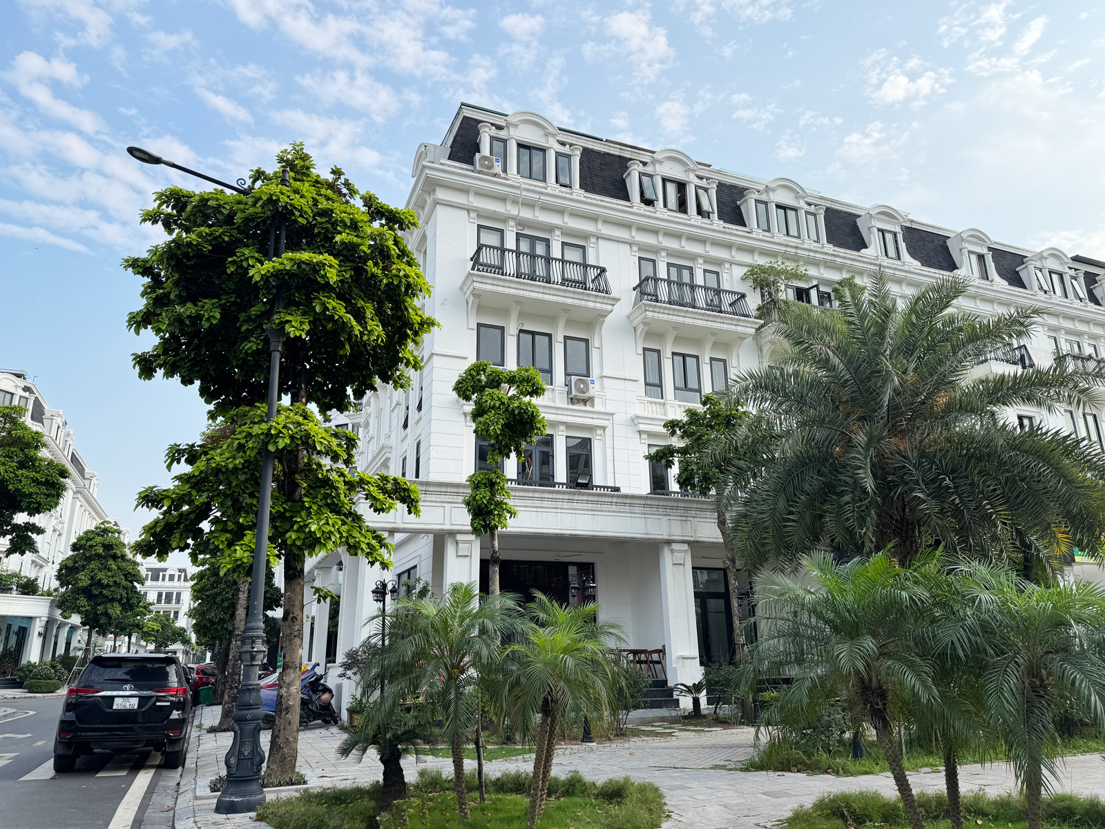 mắt trước showroom cáp viễn thông hà nội